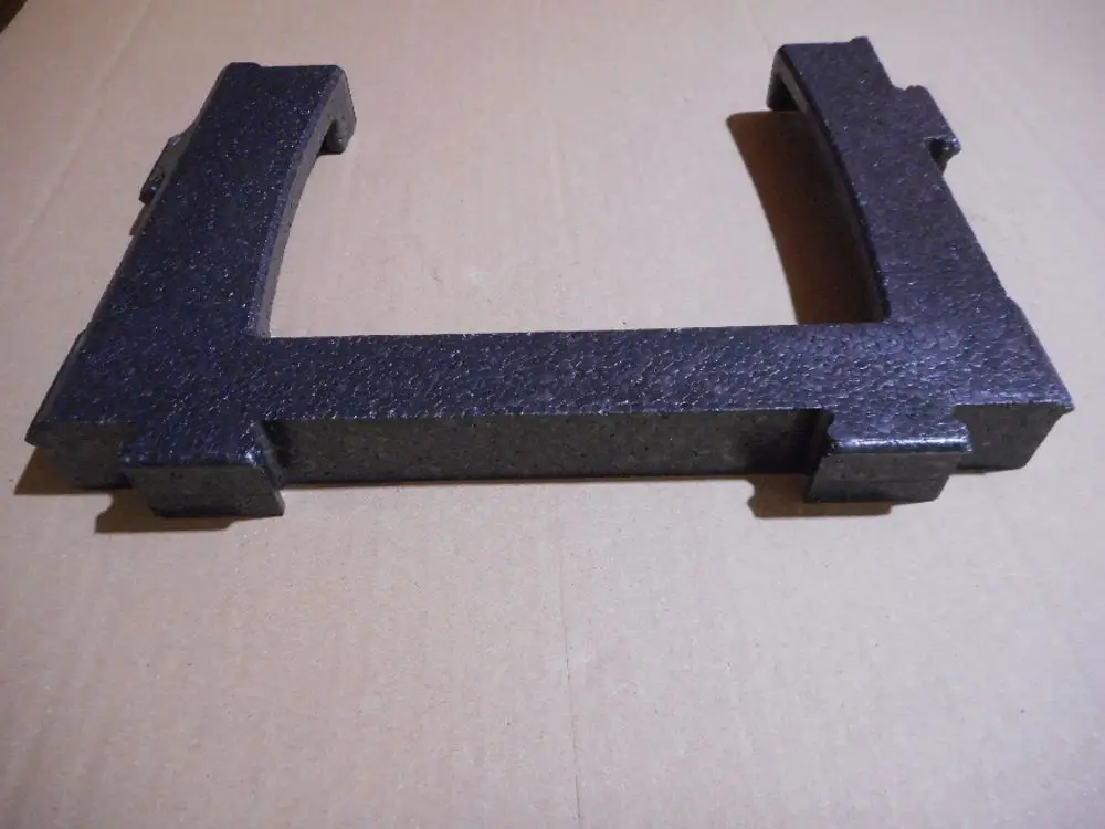 Schwarze, rechteckige Blende von Remeha mit einer rauen Oberfläche. Sie hat vier Ecken und ist aus einem stabilen Material gefertigt.